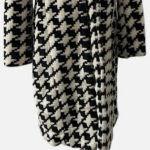 🎀Express Black & White/Cream Houndstooth Faux Fur Coat Size: 9/10 - Picture 2 of 10